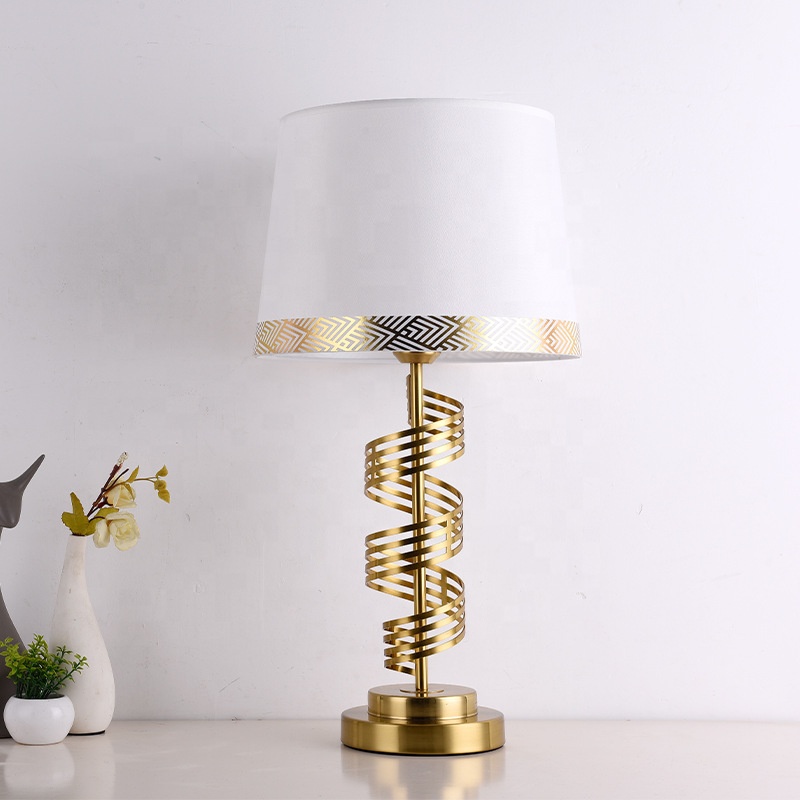 Geometric Lamp Shade - &c ฐานเกลียวโลหะสีทองพร้อมโป๊ะโคมลายเรขาคณิต โคมไฟตั้งโต๊ะสไตล์ยุโรปสำหรับห้องนอนห้องนั่งเล่นตกแต่งบ้าน