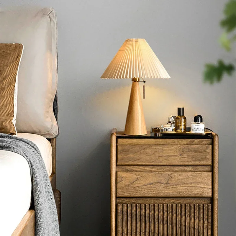 Decor Lighting Table Lamps - โคมไฟตั้งโต๊ะแบบจีบย้อนยุค โคมไฟไม้เนื้อแข็งสไตล์นอร์ดิก สำหรับอ่านหนังสือในห้องนอน ตกแต่งบ้าน ใช้หลอดไฟ E27