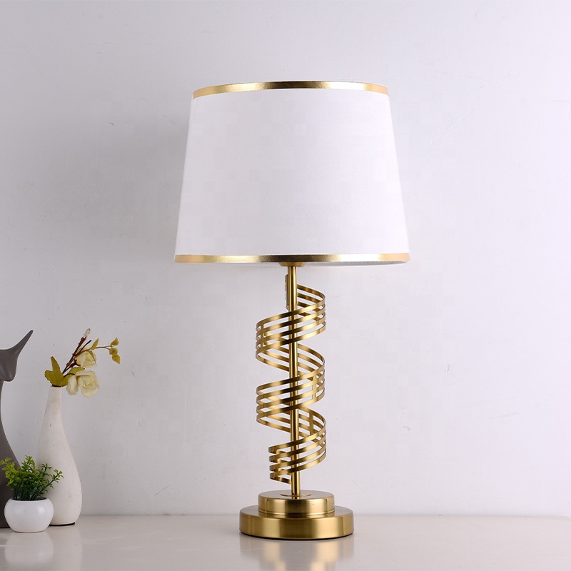 &c ฐานเกลียวโลหะสีทองพร้อมโป๊ะ - Geometric Lamp Shade บทวิจารณ์และราคา